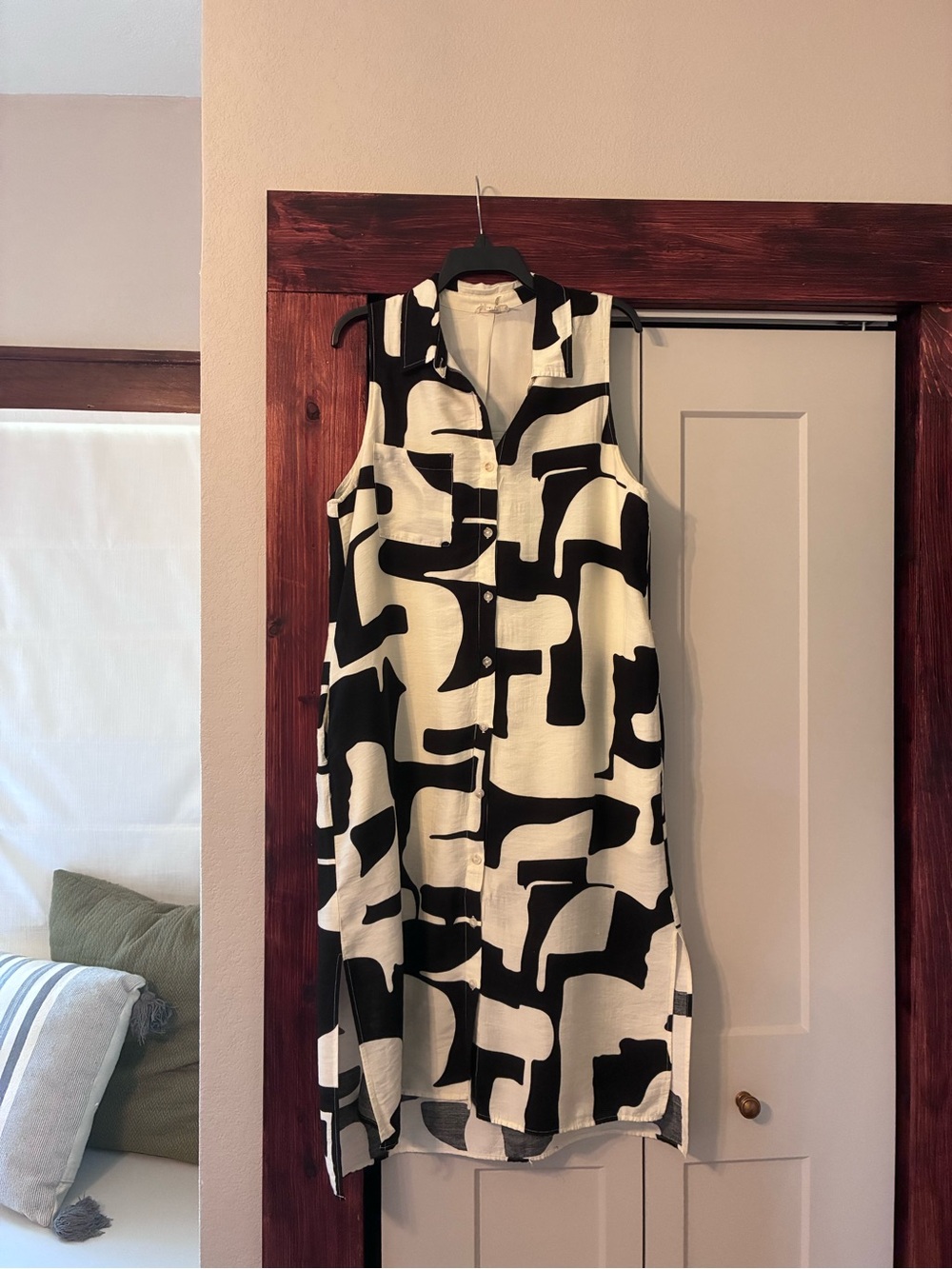 entro Black & White Abstract Midi Dress
